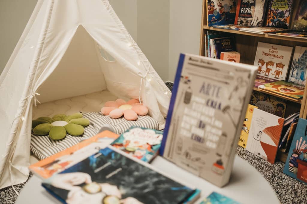 XE4S8592 Librería Errabundia en Gros: "Comprar un libro en Amazon es enriquecer a un multimillonario y no sé qué bien le está haciendo al mundo"