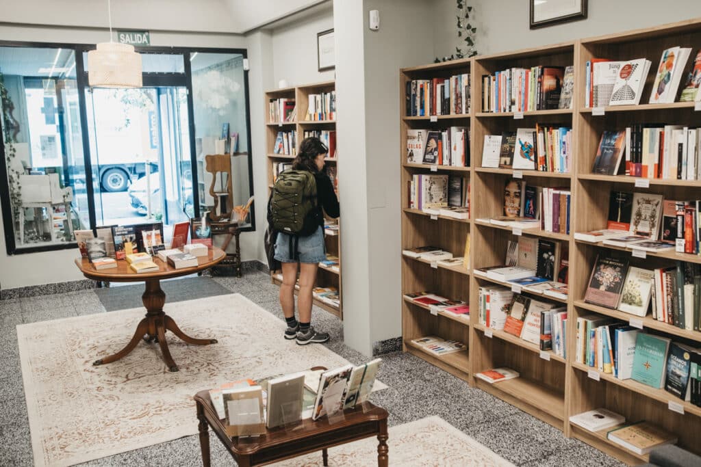 XE4S8613 Librería Errabundia en Gros: "Comprar un libro en Amazon es enriquecer a un multimillonario y no sé qué bien le está haciendo al mundo"