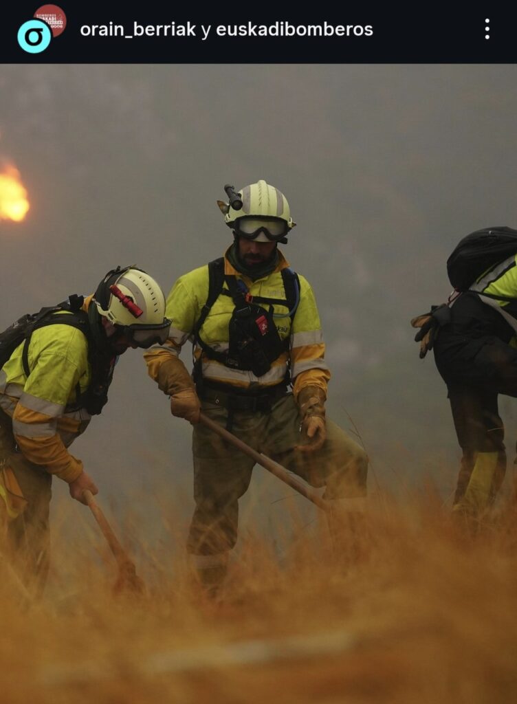 Bomberos de Gipuzkoa, en primera línea contra el fuego de Llamas de Cabrera (León) 2 bomberos Bomberos de Gipuzkoa, en primera línea contra el fuego de Llamas de Cabrera (León)