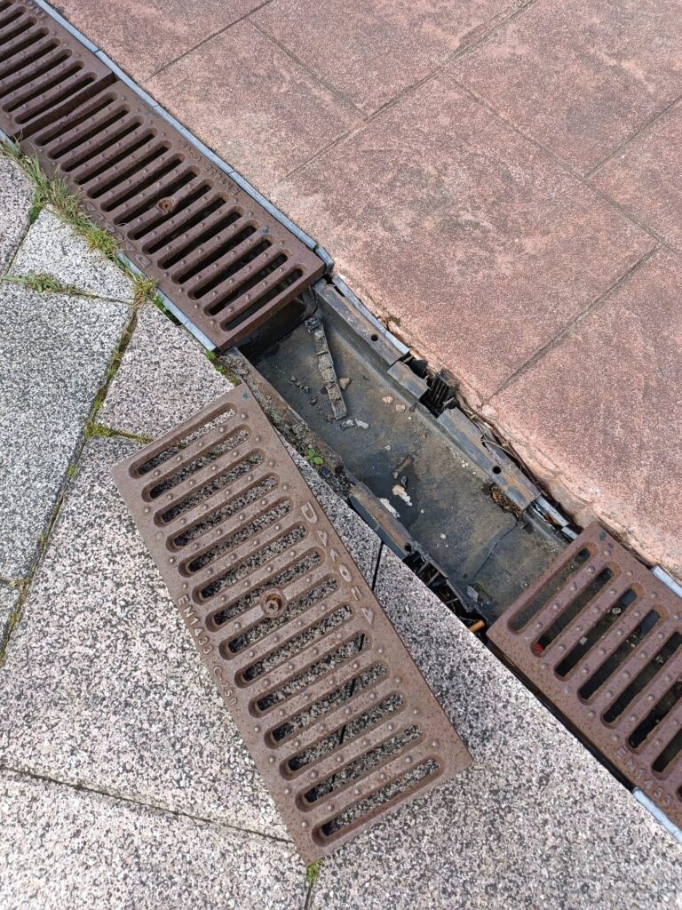 1000021725 La plaza Hiru Damatxo de Aiete, descuidada