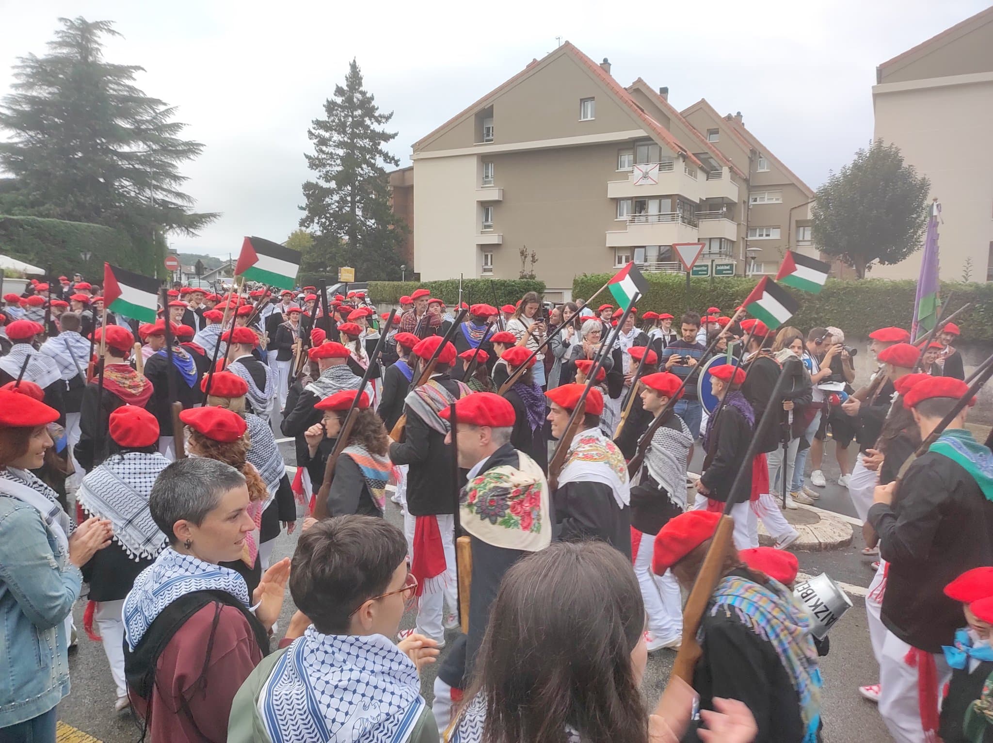 Hondarribia El Alarde y la compañía Jaizkibel desfilan con normalidad en el día grande de Hondarribia