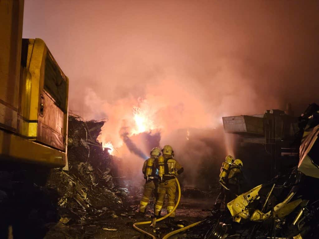 Irun Un incendio causa daños materiales de importancia en una empresa en Irun