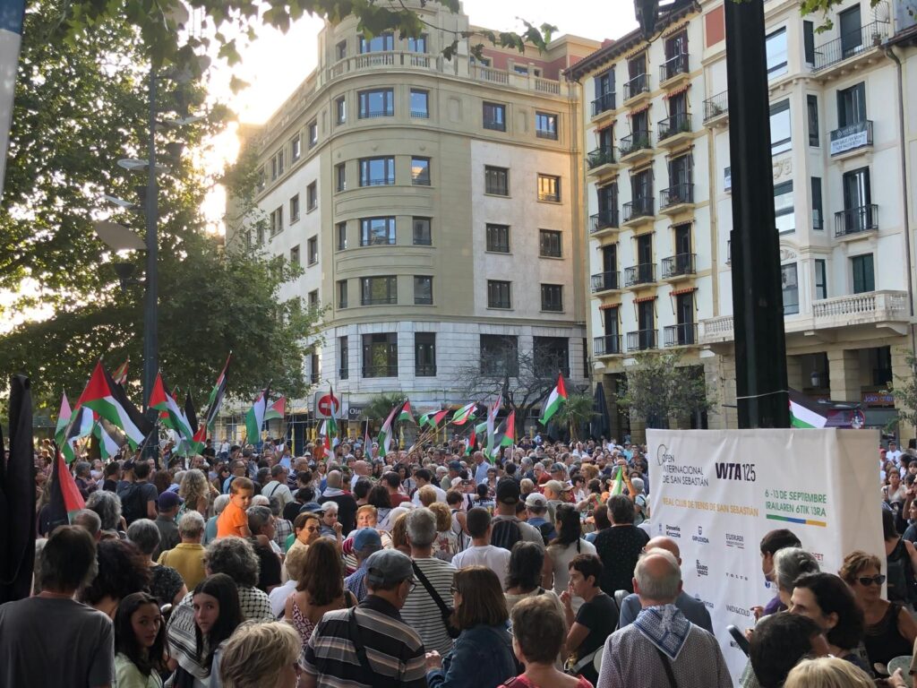WhatsApp Image 2025 09 05 at 19.12.16 (Fotos y vídeo) Multitudinaria cacerolada por Palestina en Donostia