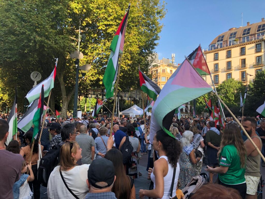 WhatsApp Image 2025 09 05 at 19.13.29 (Fotos y vídeo) Multitudinaria cacerolada por Palestina en Donostia