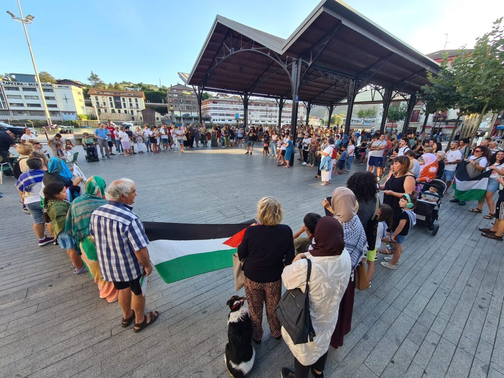 WhatsApp Image 2025 09 06 at 08.57.46 1 (Fotos y vídeo) Multitudinaria cacerolada por Palestina en Donostia