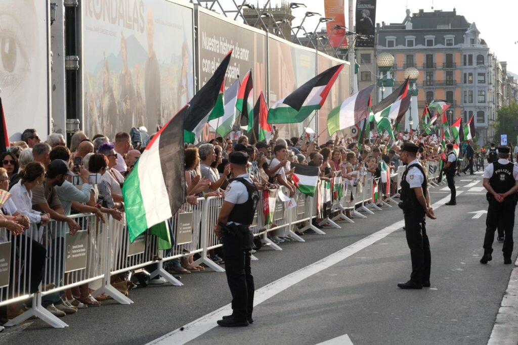 WhatsApp Image 2025 09 19 at 19.18.36 1 Protesta contra el genocidio en Palestina en la apertura del Festival de San Sebastián