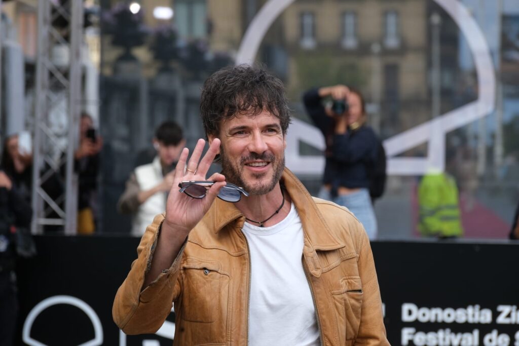 WhatsApp Image 2025 09 24 at 14.00.01 1 (Fotos) Más rostros conocidos llegan al Zinemaldi