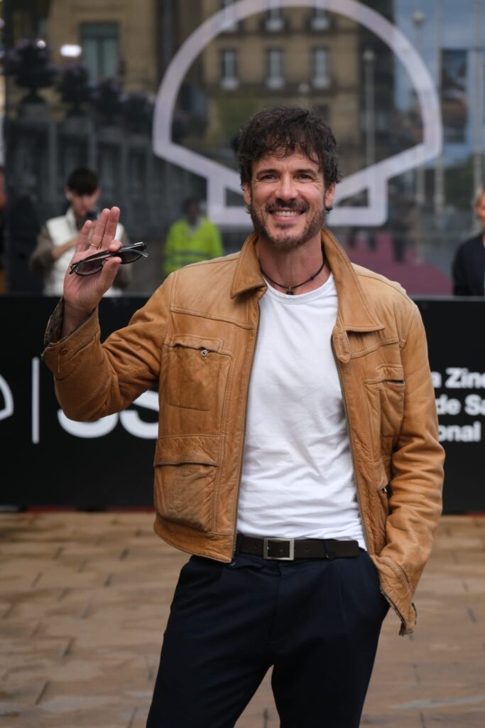 WhatsApp Image 2025 09 24 at 14.00.01 2 (Fotos) Más rostros conocidos llegan al Zinemaldi