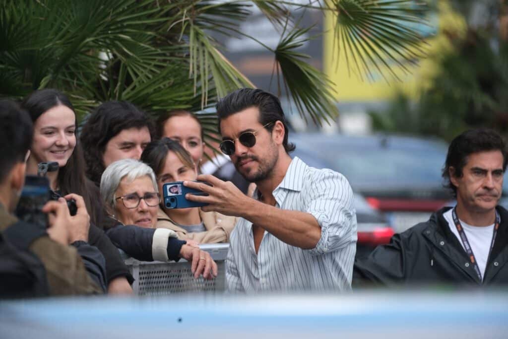 WhatsApp Image 2025 09 24 at 14.00.07 1 (Fotos) Más rostros conocidos llegan al Zinemaldi