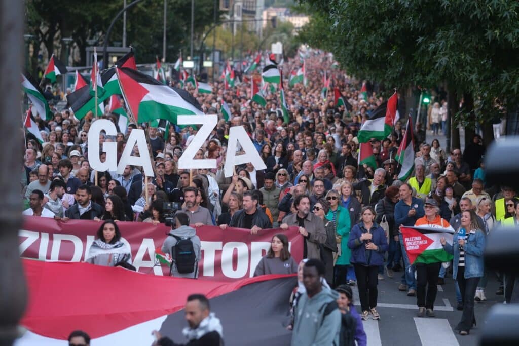 WhatsApp Image 2025 09 24 at 20.03.01 (Fotos) Donostia clama por Gaza en el Zinemaldi