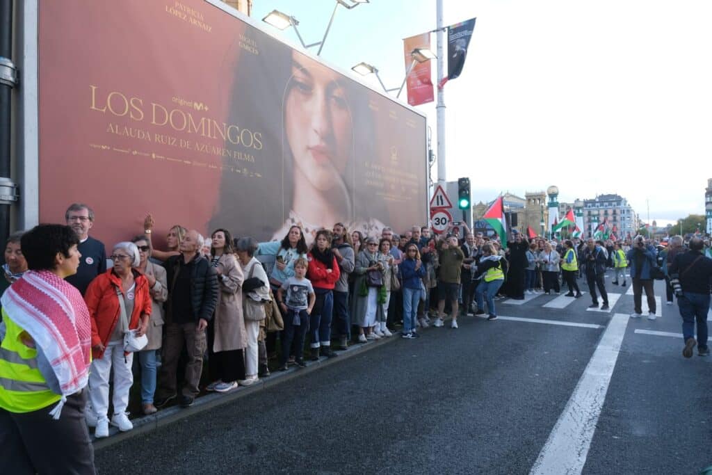 WhatsApp Image 2025 09 24 at 20.03.04 1 (Fotos) Donostia clama por Gaza en el Zinemaldi