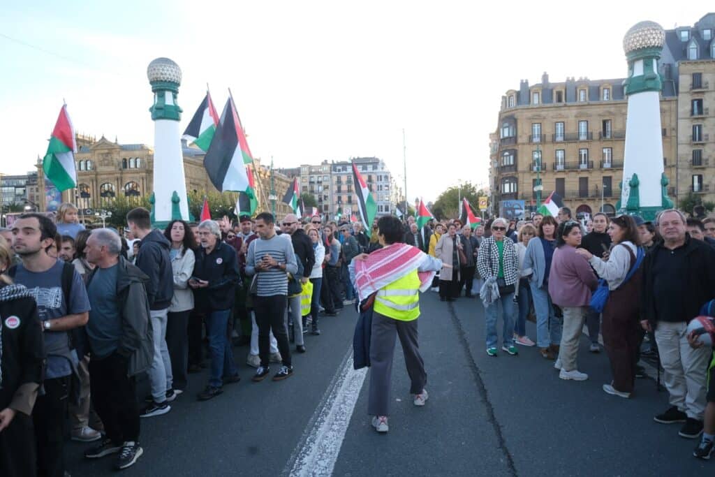 WhatsApp Image 2025 09 24 at 20.03.04 (Fotos) Donostia clama por Gaza en el Zinemaldi