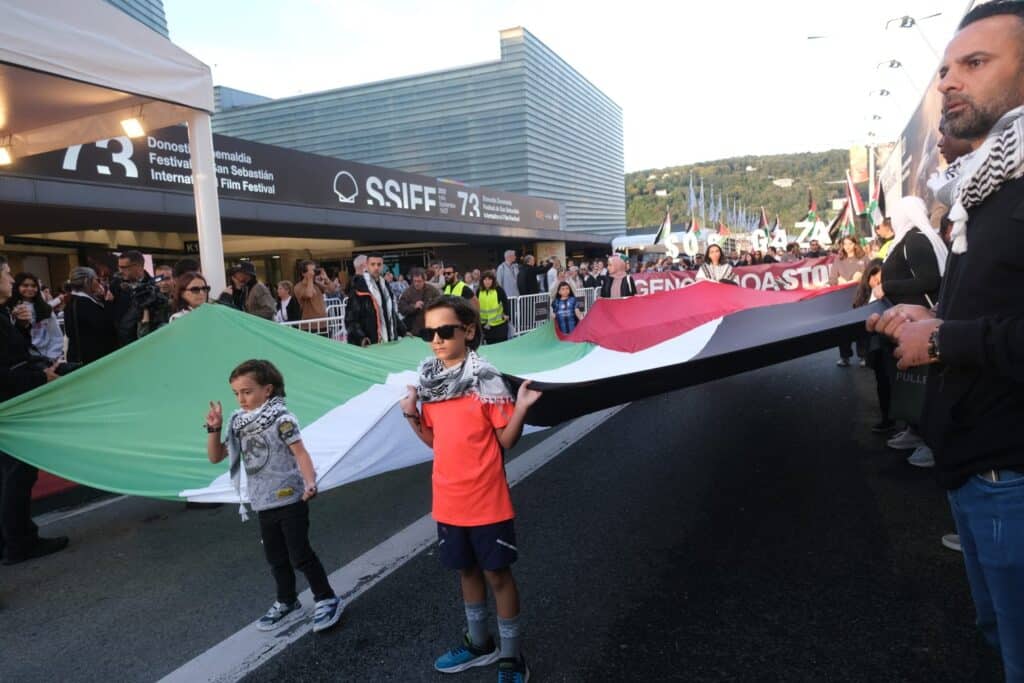WhatsApp Image 2025 09 24 at 20.03.04 2 (Fotos) Donostia clama por Gaza en el Zinemaldi