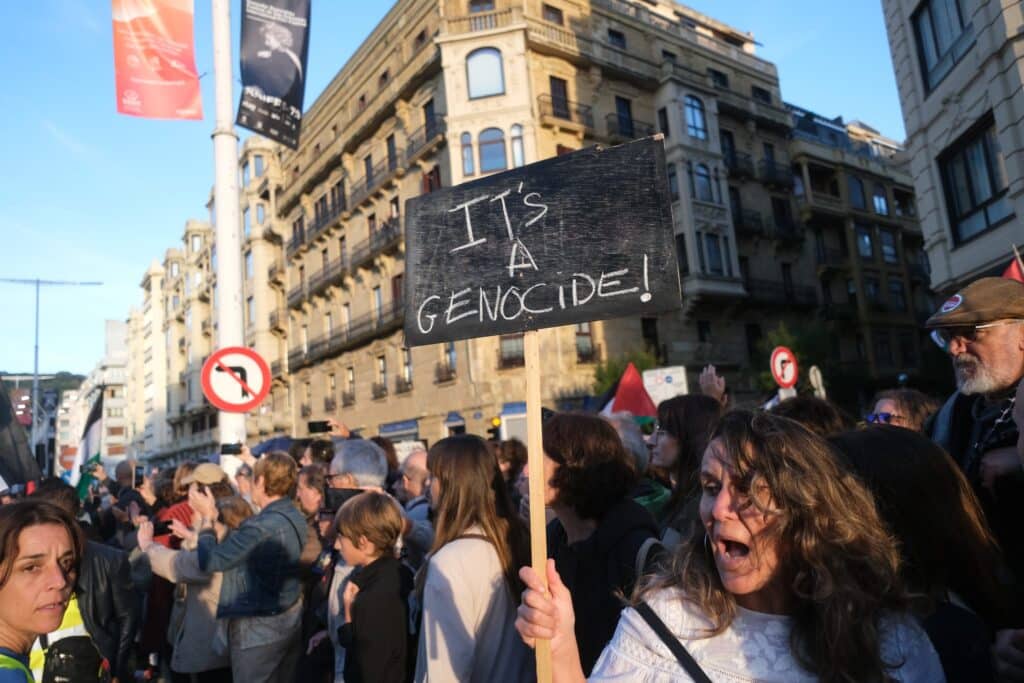 WhatsApp Image 2025 09 24 at 20.03.04 3 (Fotos) Donostia clama por Gaza en el Zinemaldi