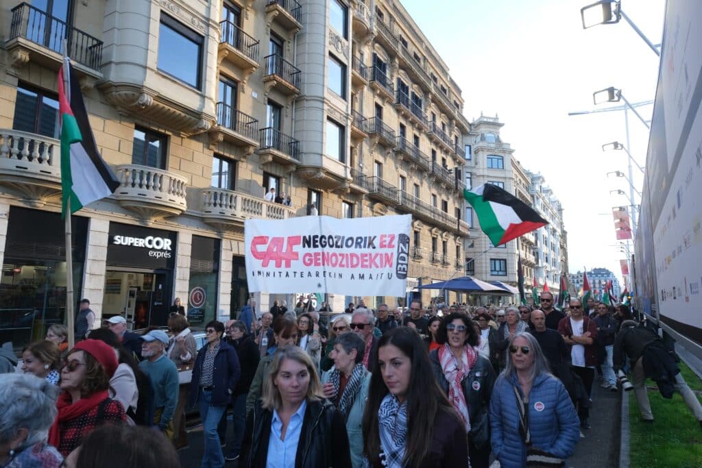 WhatsApp Image 2025 09 24 at 20.03.05 1 (Fotos) Donostia clama por Gaza en el Zinemaldi