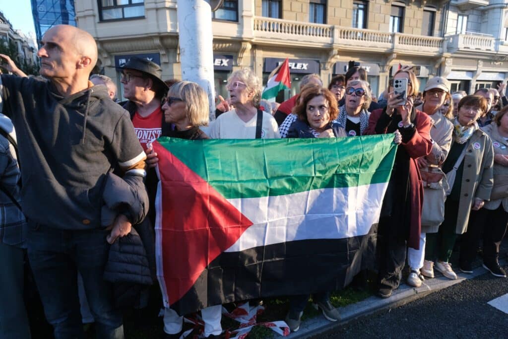 WhatsApp Image 2025 09 24 at 20.03.05 (Fotos) Donostia clama por Gaza en el Zinemaldi