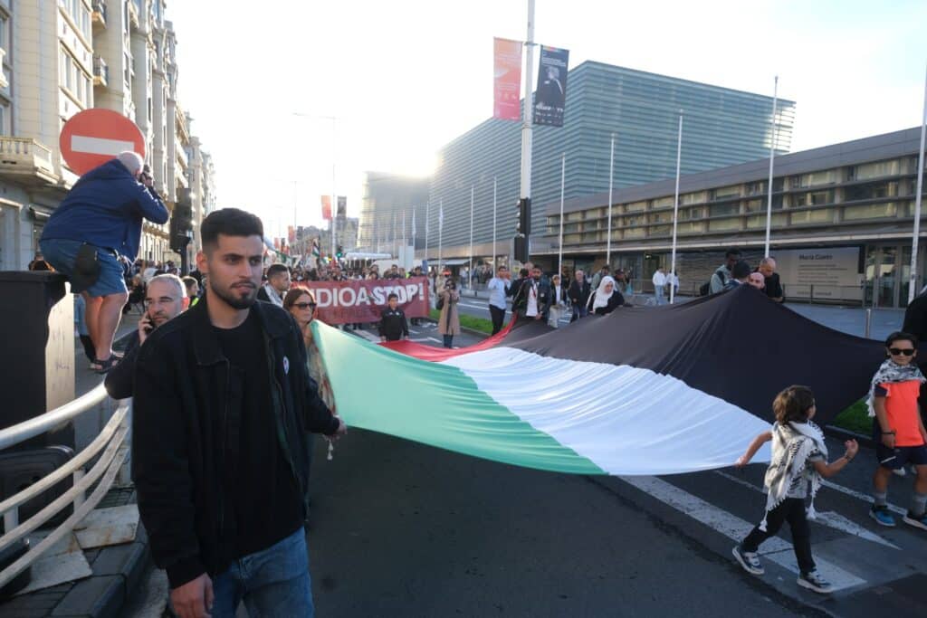 WhatsApp Image 2025 09 24 at 20.03.05 2 1 (Fotos) Donostia clama por Gaza en el Zinemaldi