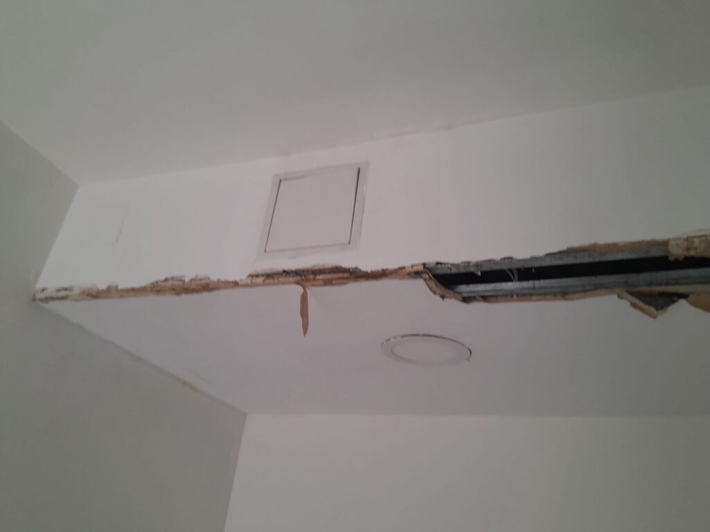 WhatsApp Image 2025 09 26 at 19.12.34 (Vídeo) Goteras, grietas... vecinos de las VPO de Morlans recogen firmas