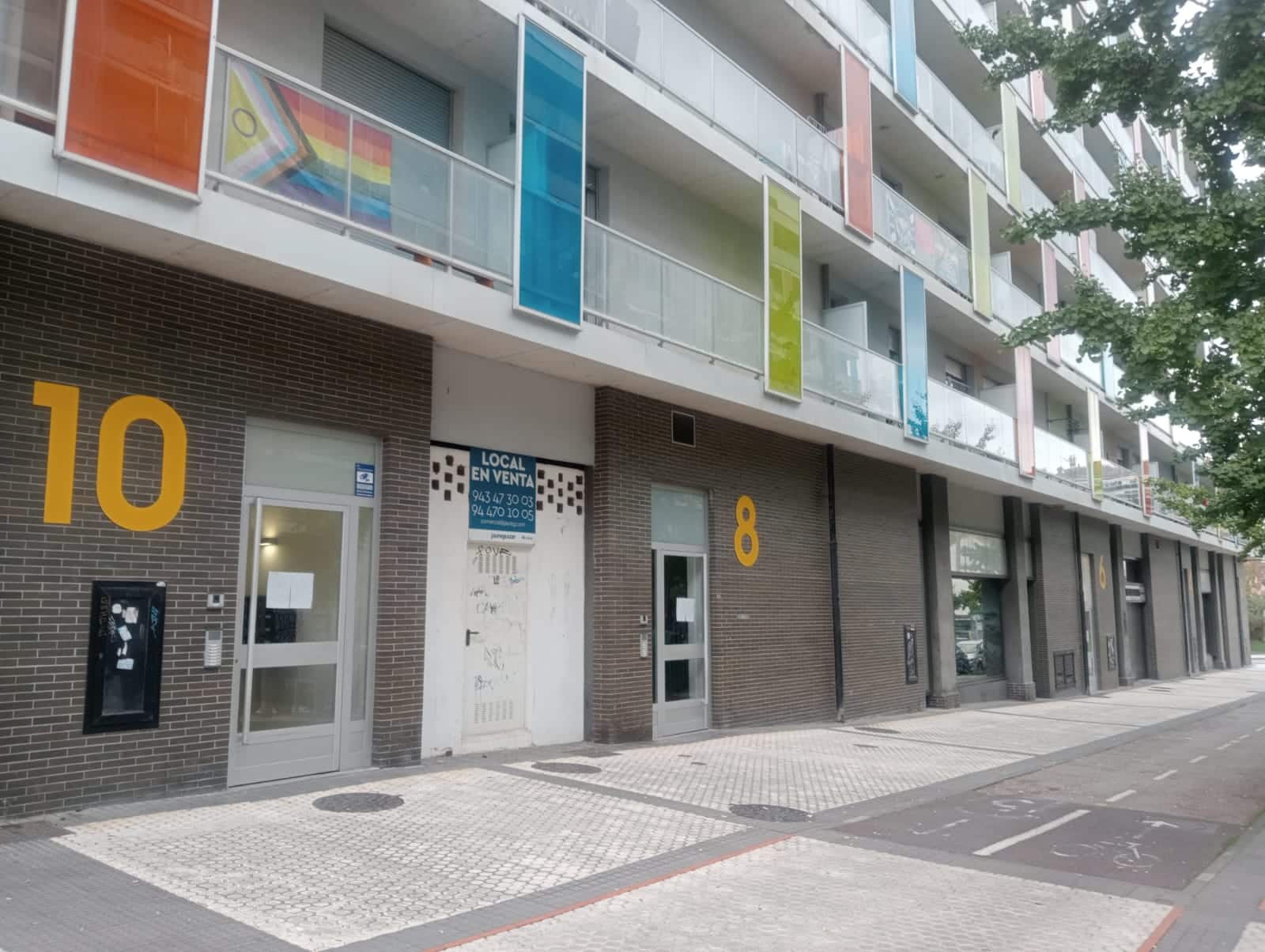 WhatsApp Image 2025 09 29 at 11.33.22 (Vídeo) Goteras, grietas... vecinos de las VPO de Morlans recogen firmas