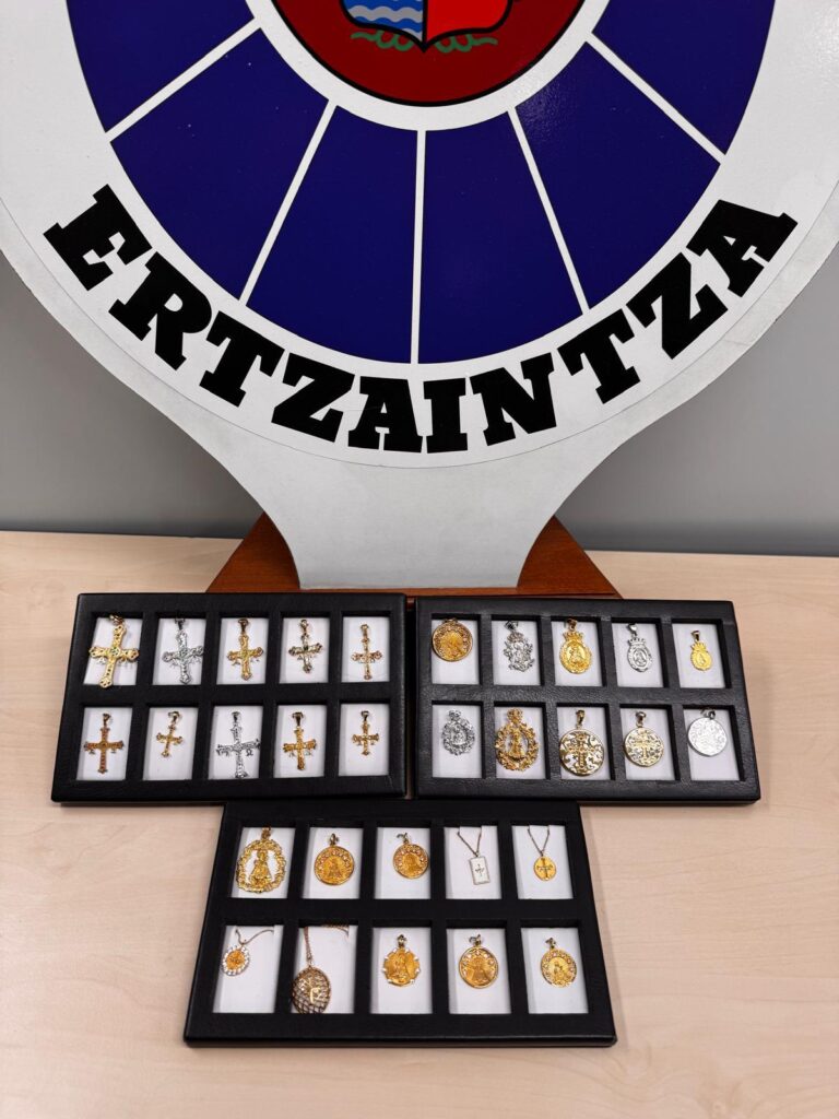 medallas3 Detenido en Donostia con medallas robadas en Oviedo el año pasado