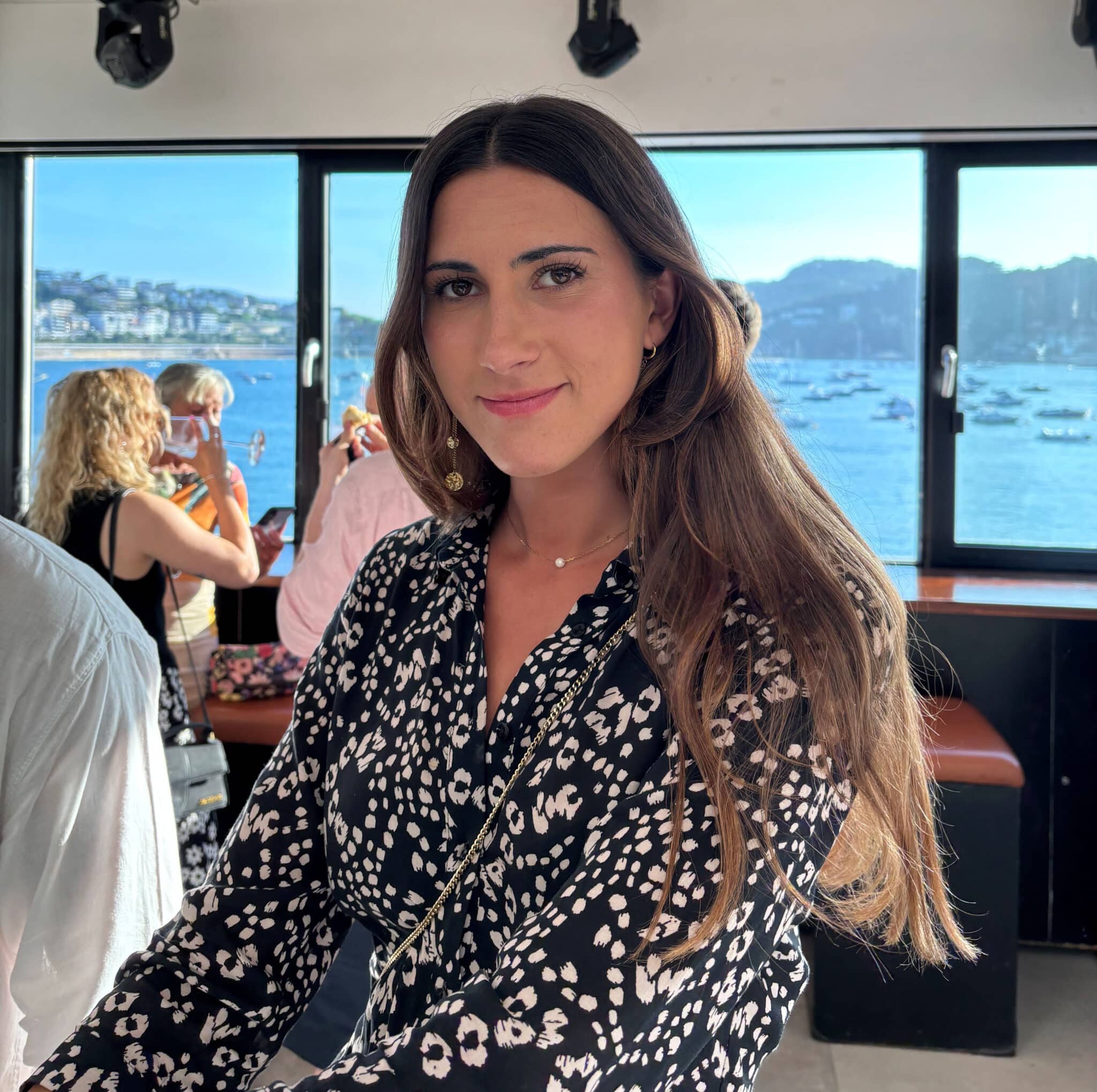 Ane Gantxegi Agirre gana el II Premio Kazetariak-Deusto por su videopodcast «Loturak» 1 Ane Gantxegi scaled Ane Gantxegi Agirre gana el II Premio Kazetariak-Deusto por su videopodcast «Loturak»