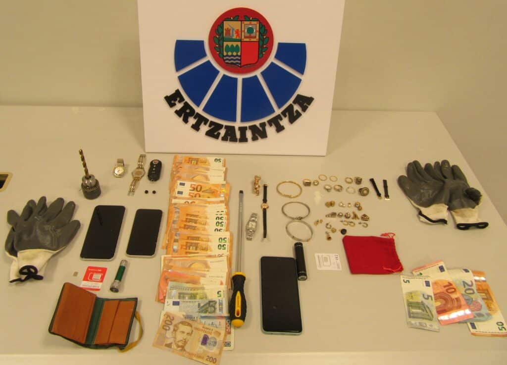 Foto 1 21 Arrestados en Donostia tres miembros de un grupo itinerante acusado de robos en domicilios de Gipuzkoa