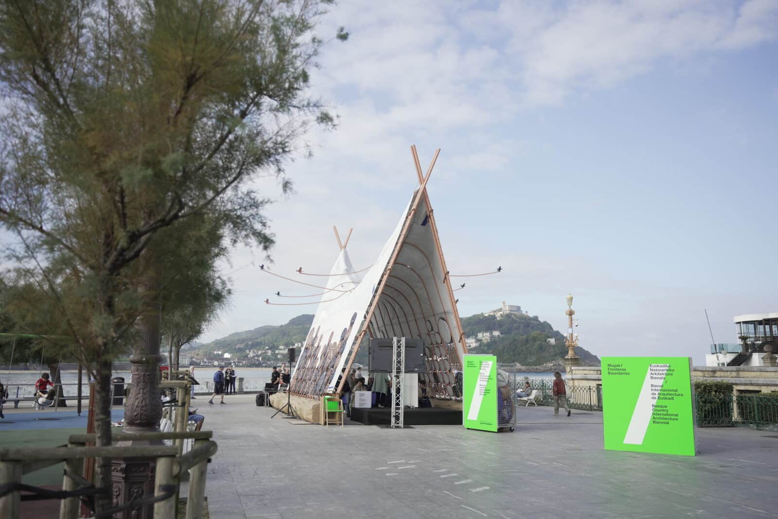 MBL6652 Izaskun Chinchilla firma el pabellón de Mugak/ en Alderdieder que abre la Bienal de Arquitectura