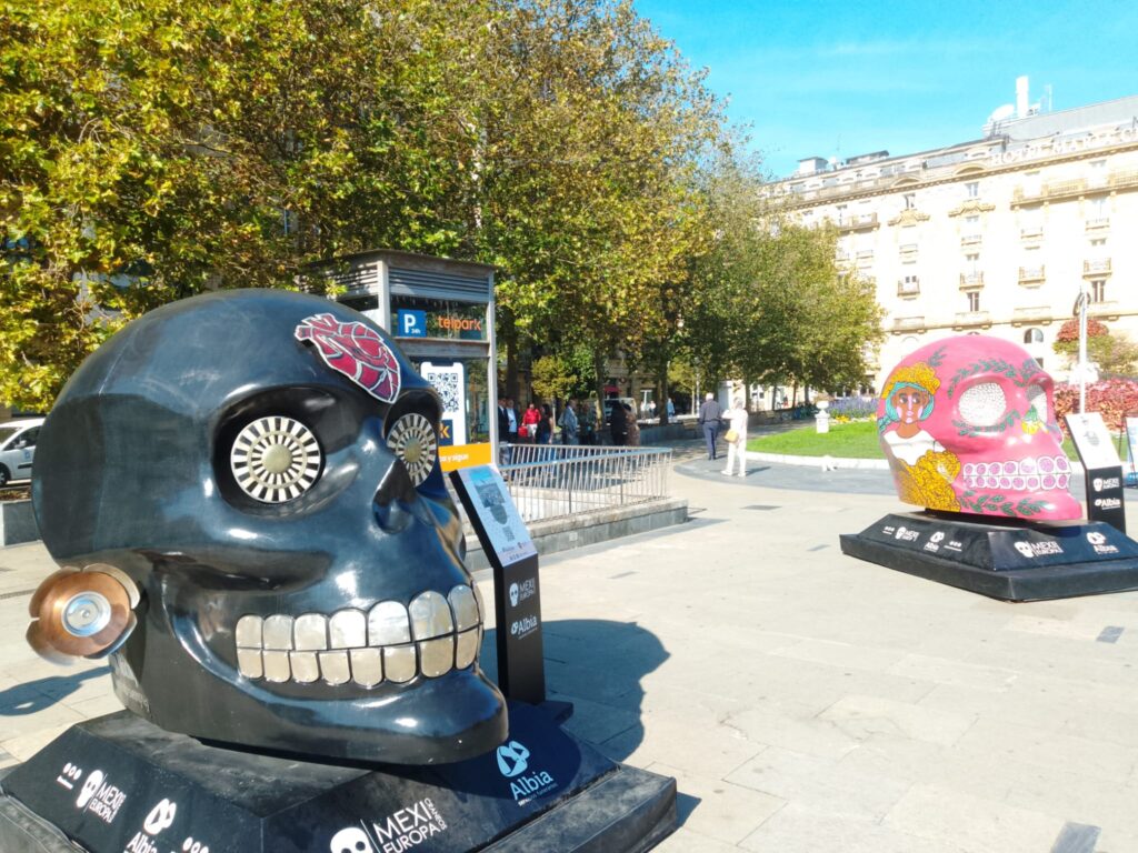 WhatsApp Image 2025 10 01 at 13.14.38 1 (Fotos) Donostia acoge la exposición Mexicráneos hasta el 2 de noviembre