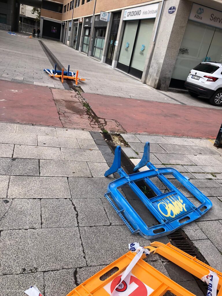 WhatsApp Image 2025 10 03 at 10.44.03 Vecinos de Egia denuncian el deterioro de la plaza Campo de Atotxa y el abandono del barrio