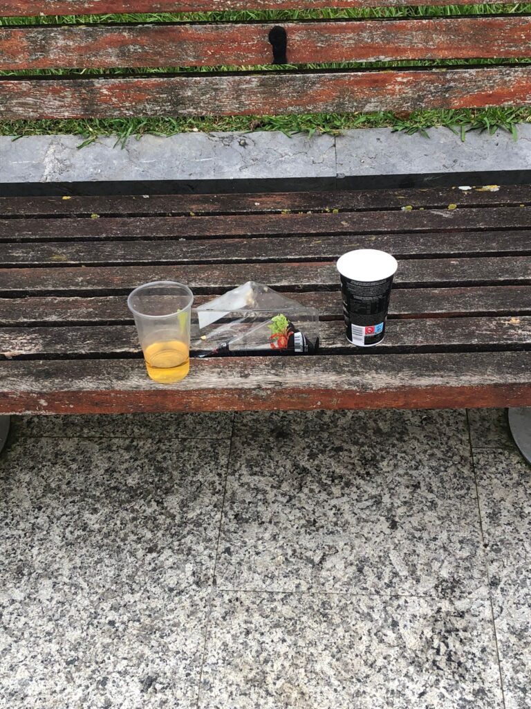 WhatsApp Image 2025 10 03 at 15.56.43 1 Vecinos de Egia denuncian el deterioro de la plaza Campo de Atotxa y el abandono del barrio