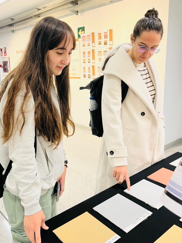 WhatsApp Image 2025 10 06 at 10.46.30 1 Una exposición reivindica el color y la identidad del Ensanche donostiarra