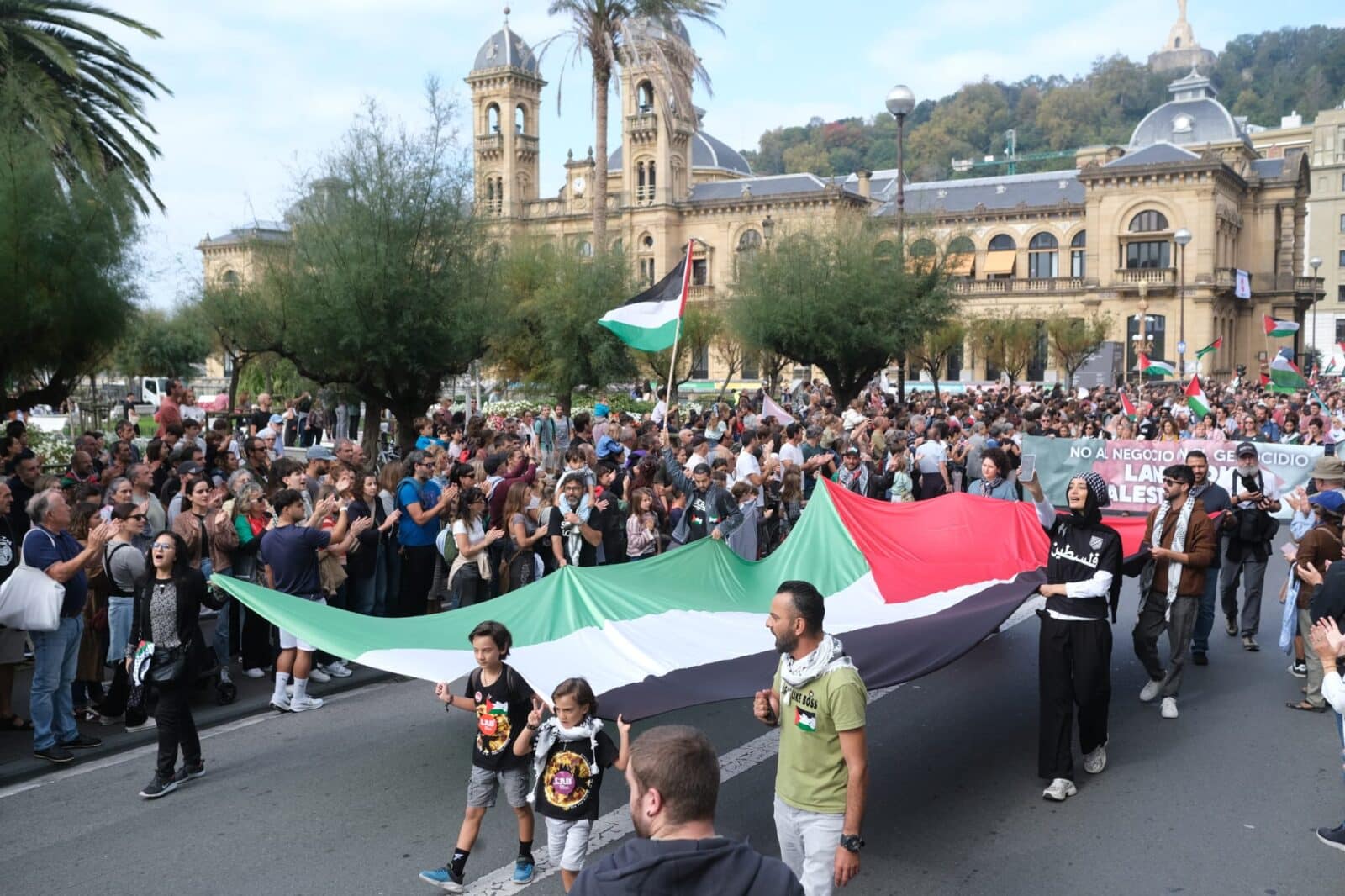 WhatsApp Image 2025-10-15 at 12.59.47 (3) WhatsApp Image 2025 10 15 at 12.59.47 3 Amplio seguimiento del paro por Palestina en Euskadi y algunos incidentes en los campus de la EHU