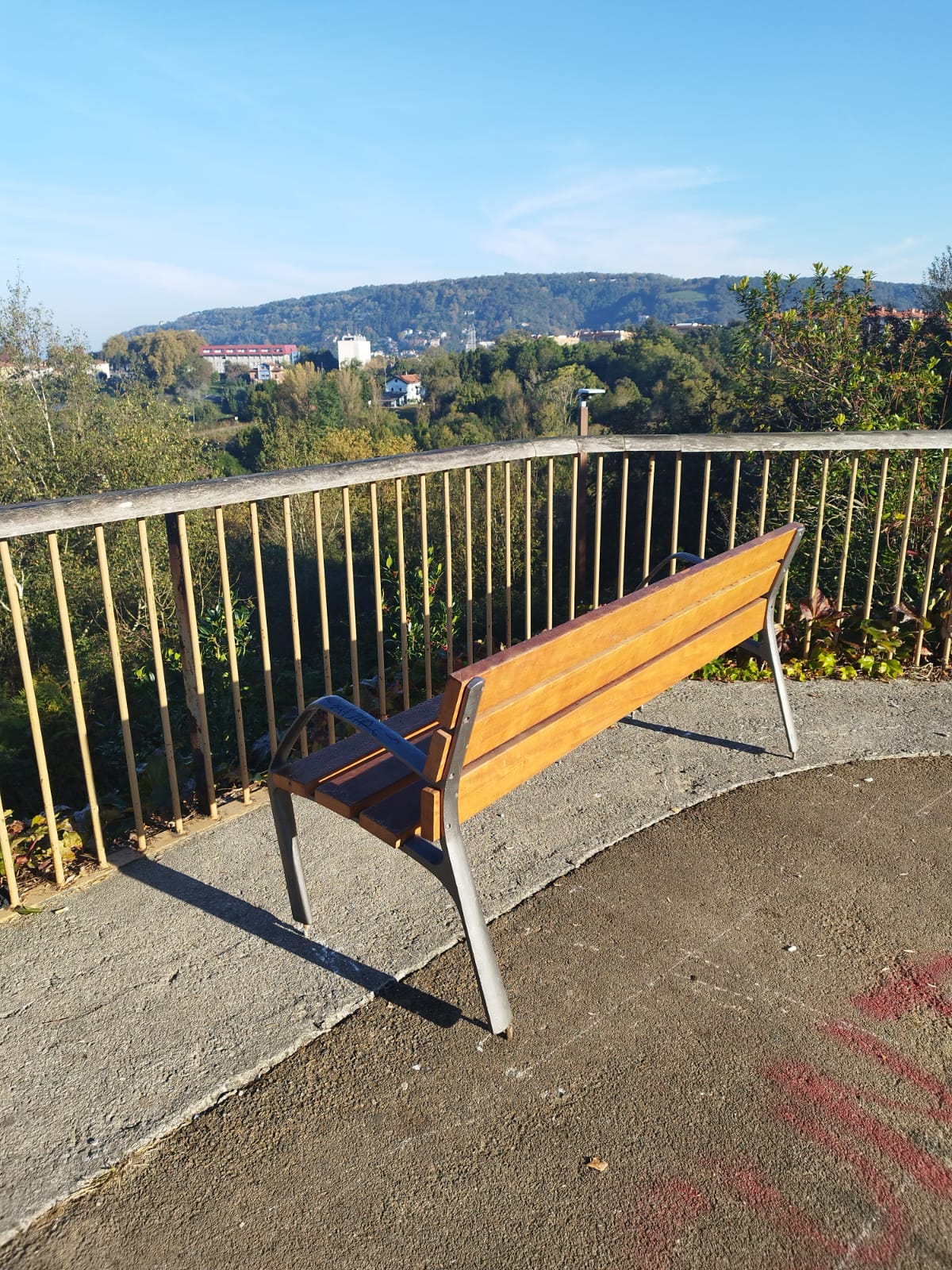 WhatsApp Image 2025 10 18 at 10.20.37 1 "Bancos arrancados" y "desencanto" en el parque de Ametzagaina