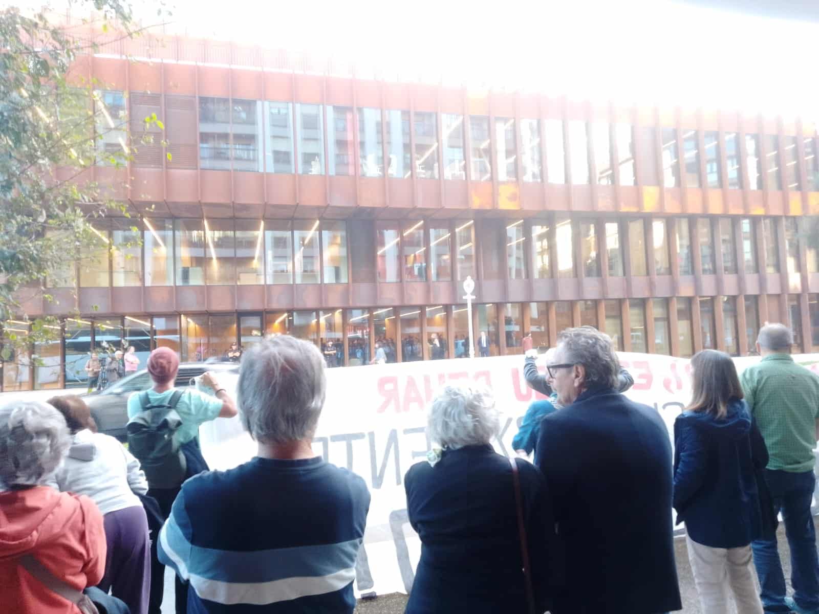 WhatsApp Image 2025 10 20 at 18.34.01 1 Protesta frente a la inauguración del GOe: “Manos arriba, esto es un atraco”