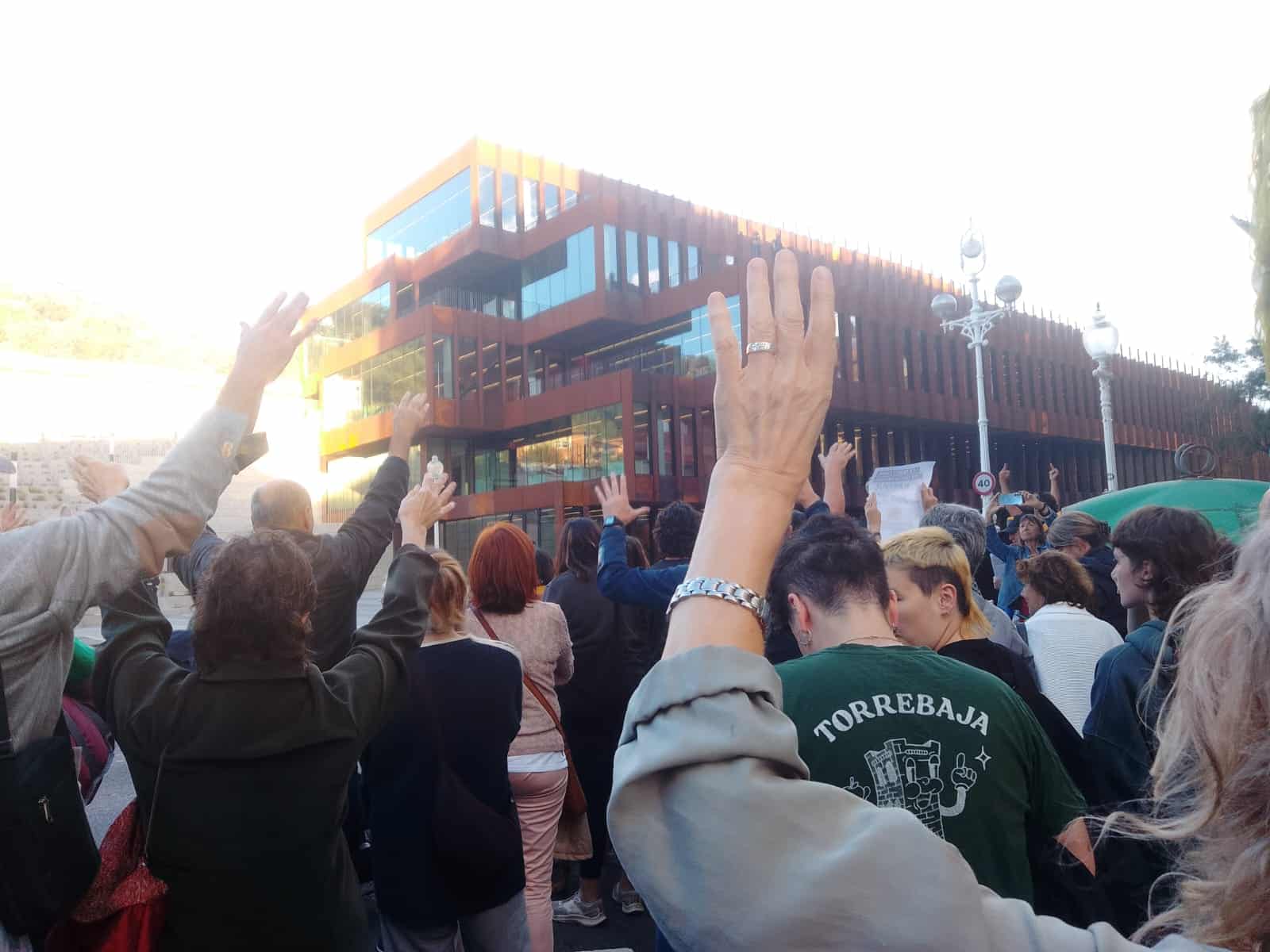 WhatsApp Image 2025 10 20 at 18.34.43 Protesta frente a la inauguración del GOe: “Manos arriba, esto es un atraco”