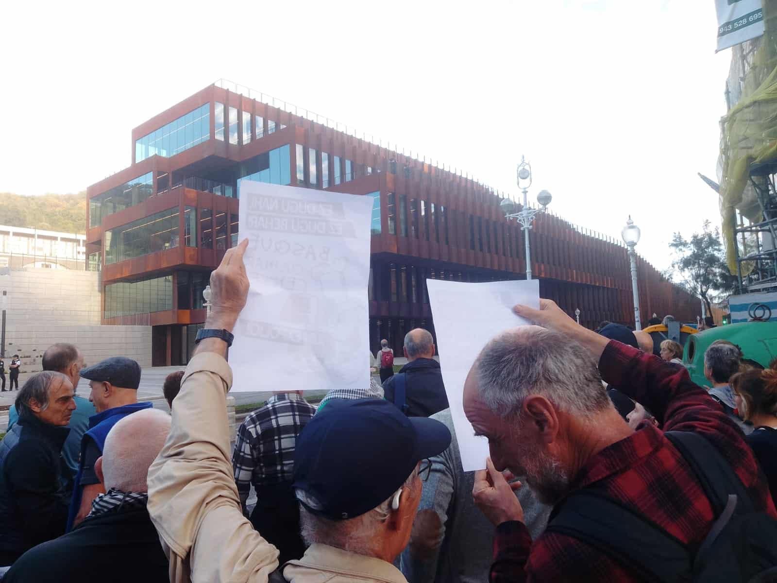 WhatsApp Image 2025 10 20 at 18.34.46 Protesta frente a la inauguración del GOe: “Manos arriba, esto es un atraco”