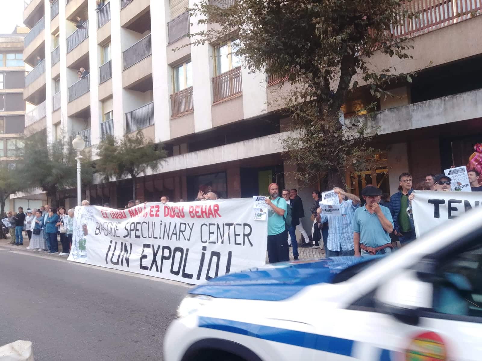 WhatsApp Image 2025 10 20 at 18.34.47 2 Protesta frente a la inauguración del GOe: “Manos arriba, esto es un atraco”