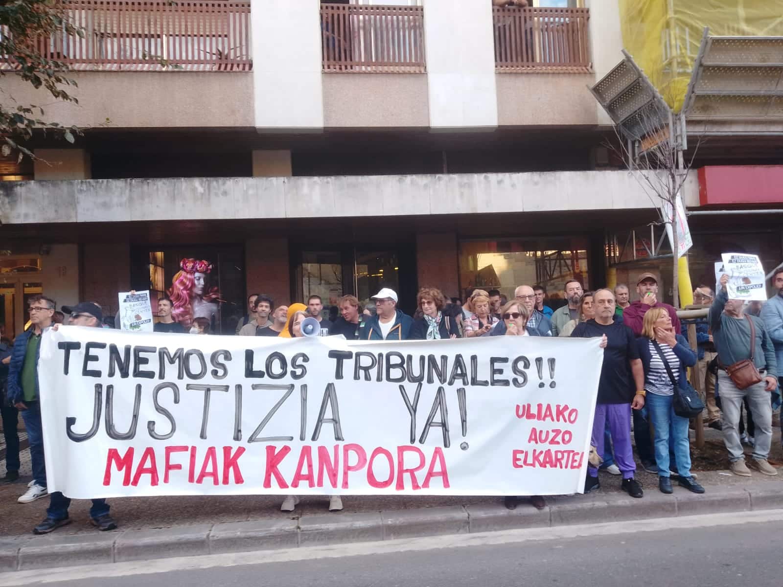 WhatsApp Image 2025 10 20 at 18.34.48 Protesta frente a la inauguración del GOe: “Manos arriba, esto es un atraco”