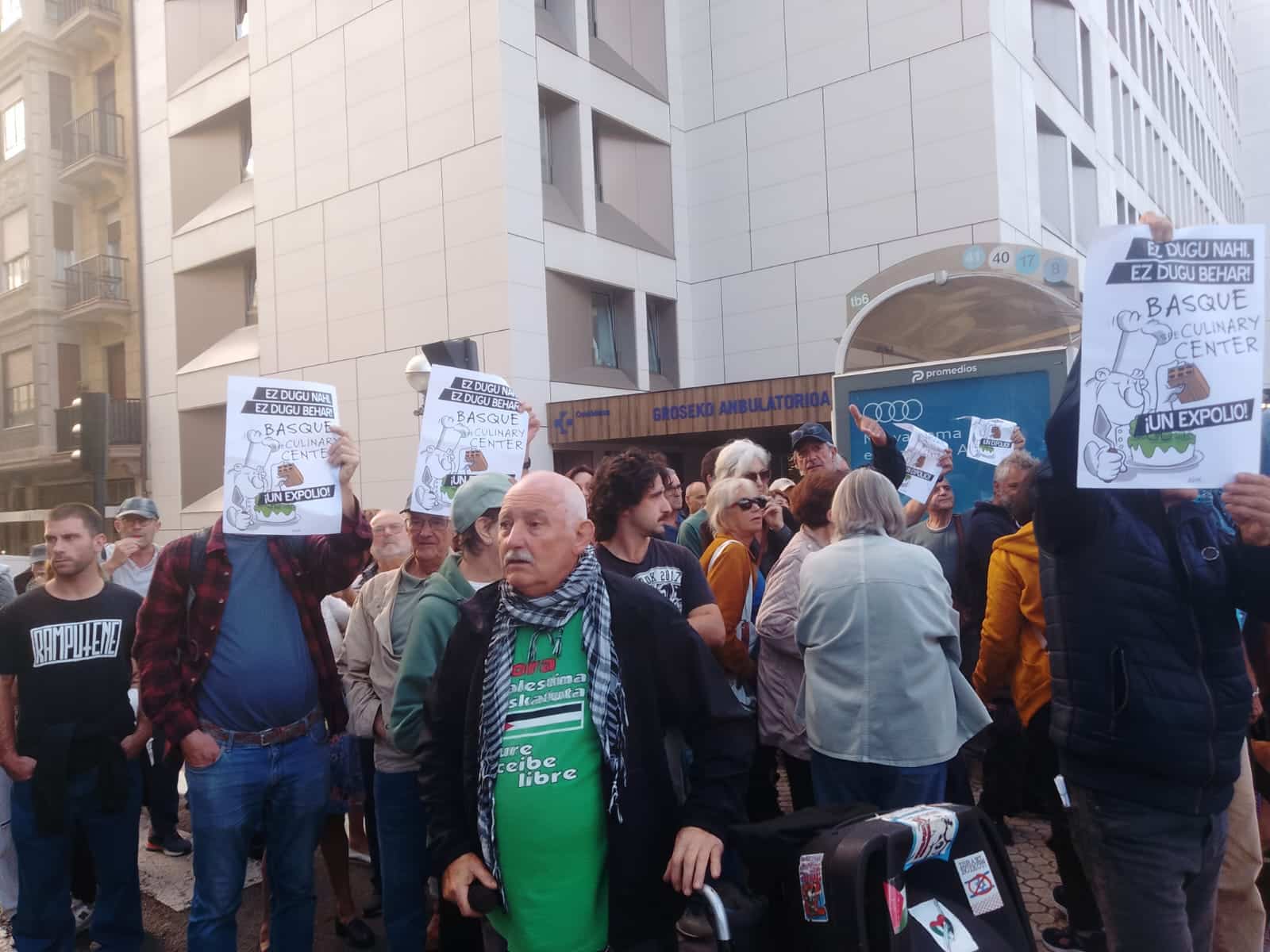 WhatsApp Image 2025 10 20 at 18.34.49 2 Protesta frente a la inauguración del GOe: “Manos arriba, esto es un atraco”