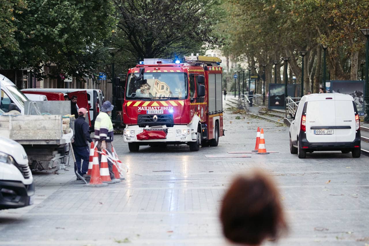 XE3S1174 Más de 30 intervenciones de los bomberos esta mañana en Donostia por el viento