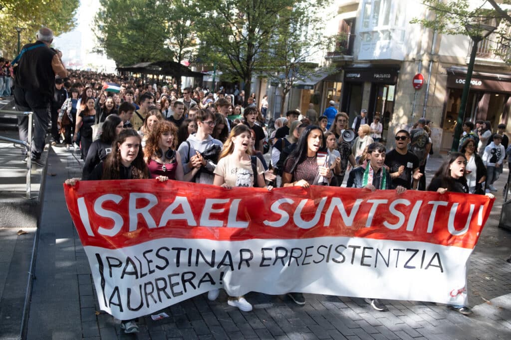 XE4S9160 Manifestaciones en Donostia y todo Euskadi contra el ataque de Israel a la flotilla humanitaria