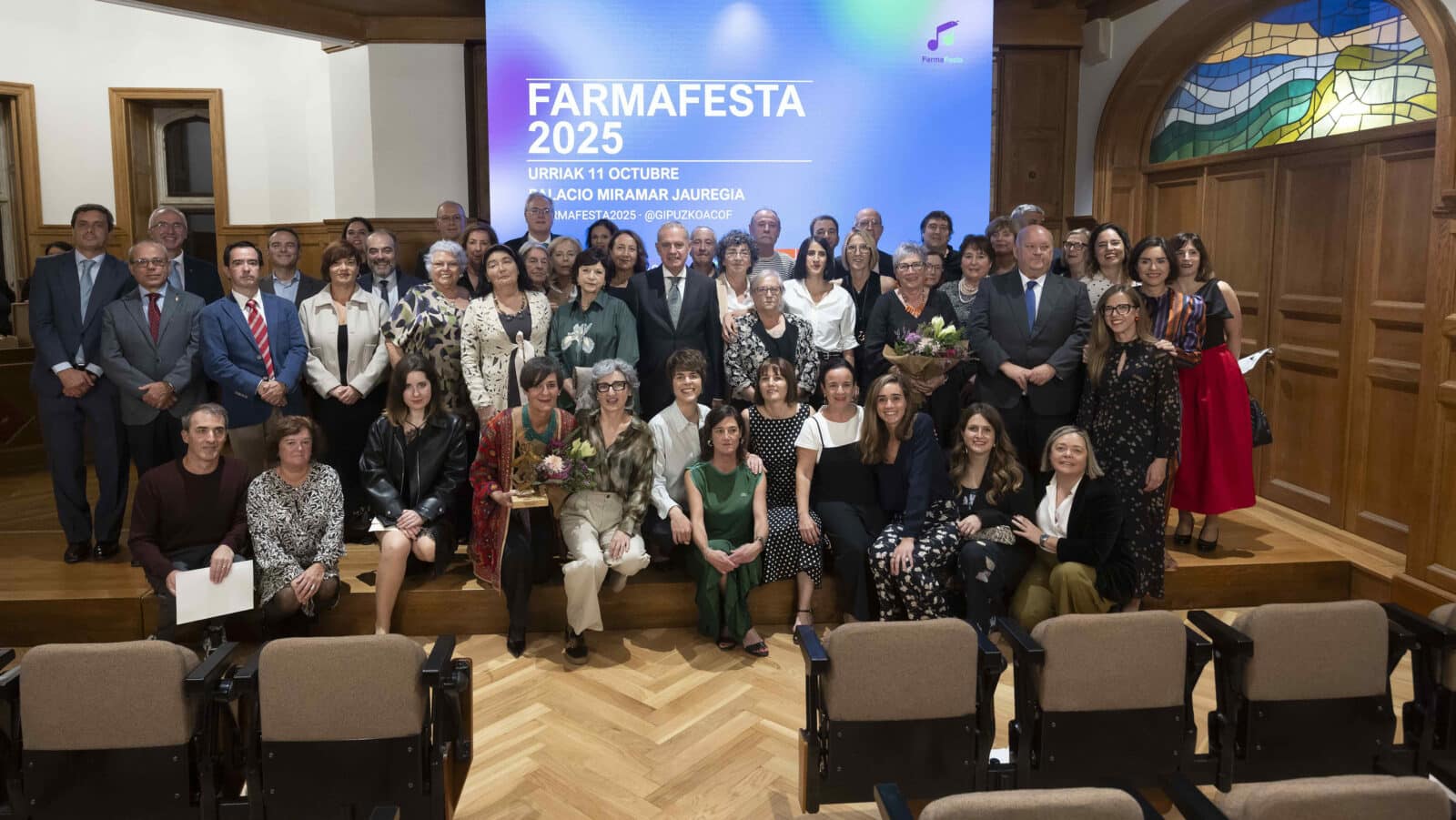 fotogrupo.jpg original Homenaje a farmacéuticos gipuzkoanos: “La farmacia que hoy conocemos es fruto de vuestro legado”