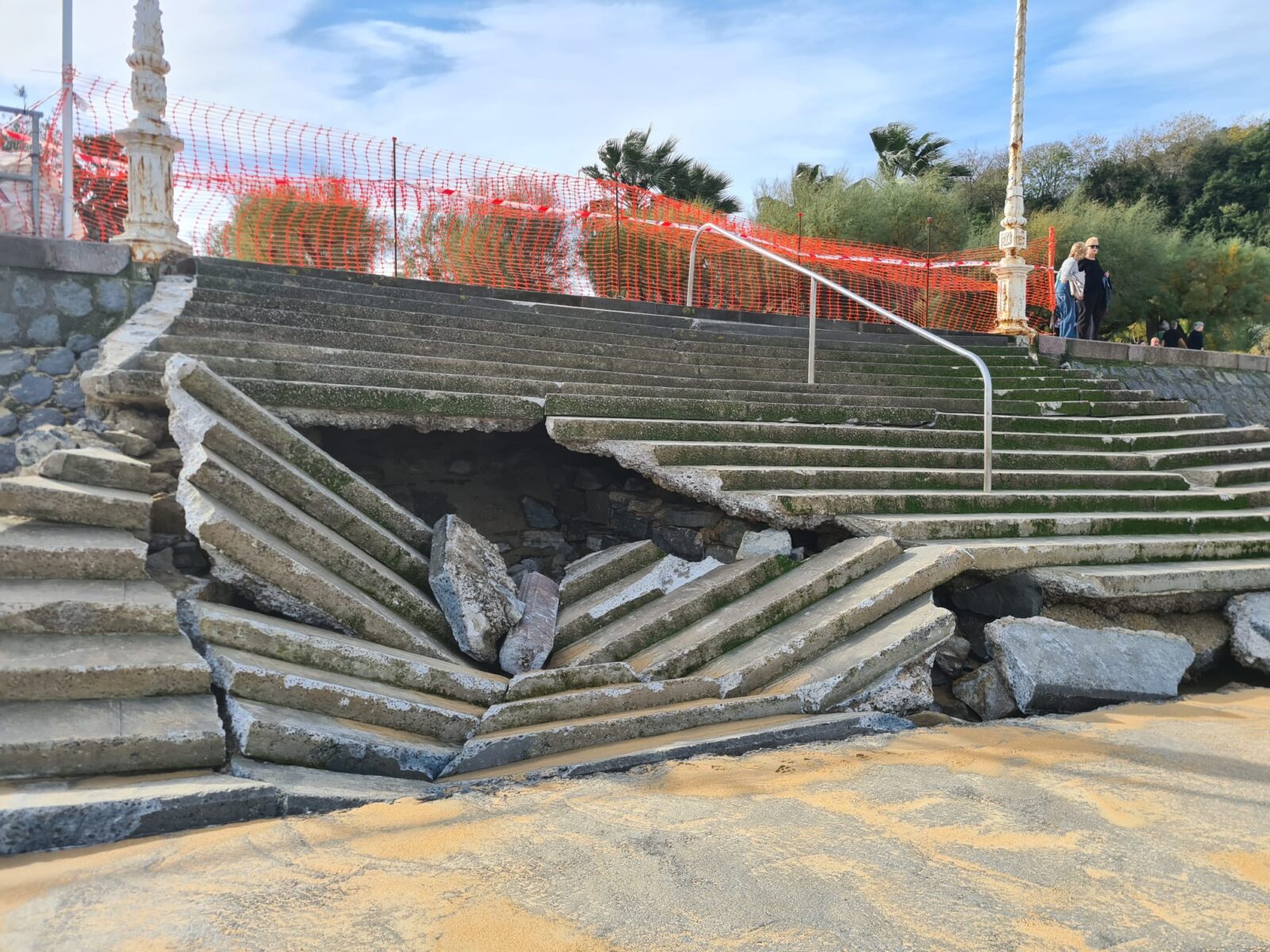 WhatsApp Image 2025-11-12 at 13.25.02 WhatsApp Image 2025 11 12 at 13.25.02 Comienzan las obras de reparación del paseo de Ondarreta