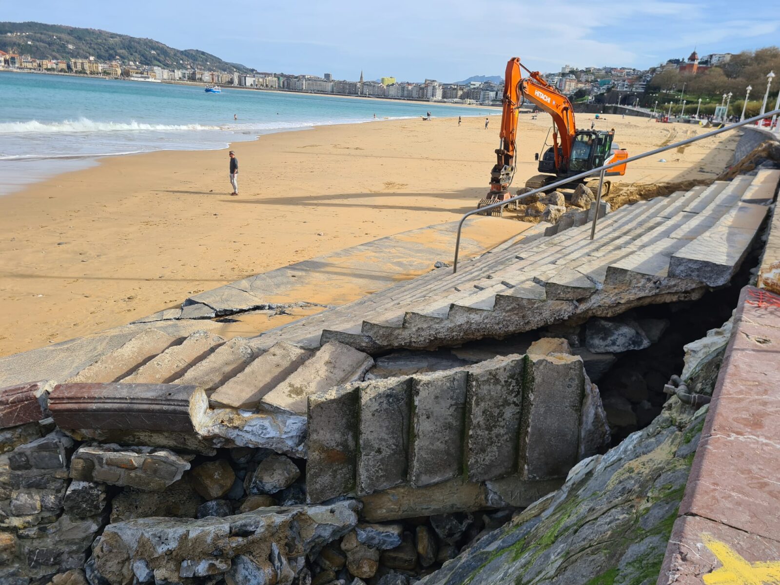 WhatsApp Image 2025-11-12 at 13.26.04 WhatsApp Image 2025 11 12 at 13.26.04 El Ayuntamiento prevé tener una solución concreta para los daños en Ondarreta antes de fin de año