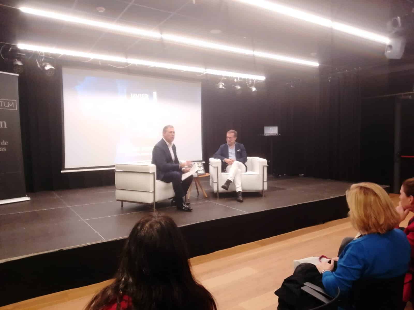 WhatsApp Image 2025 11 17 at 19.03.29 “Decía Dalí que saber mirar es una forma de inventar”: Javier Sierra cautiva al público en Literaktum