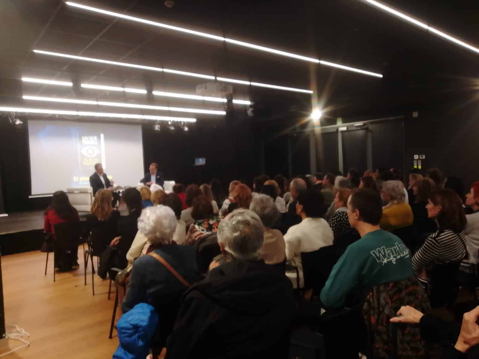 WhatsApp Image 2025 11 17 at 19.03.30 “Decía Dalí que saber mirar es una forma de inventar”: Javier Sierra cautiva al público en Literaktum