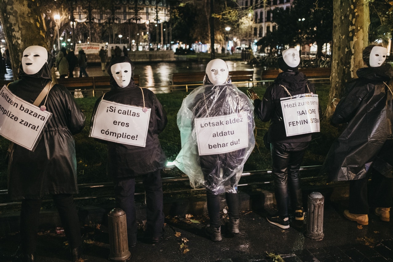 XE3S4297 25N en Donostia: la lluvia no frena la protesta contra la complicidad con la violencia machista