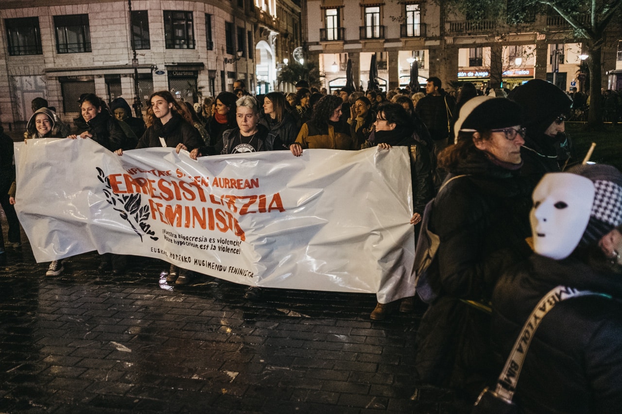 XE3S4316 25N en Donostia: la lluvia no frena la protesta contra la complicidad con la violencia machista