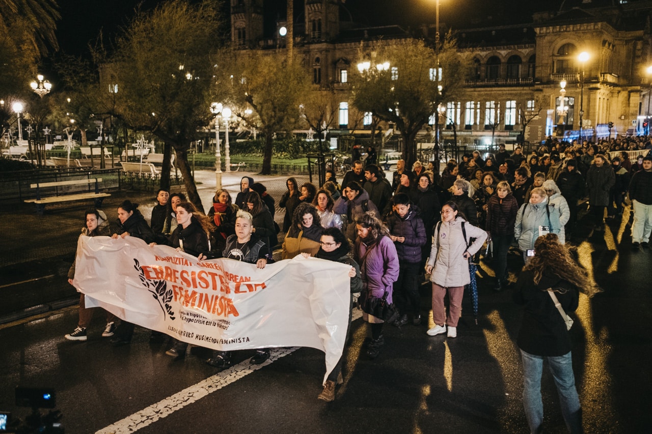 XE3S4329 25N en Donostia: la lluvia no frena la protesta contra la complicidad con la violencia machista