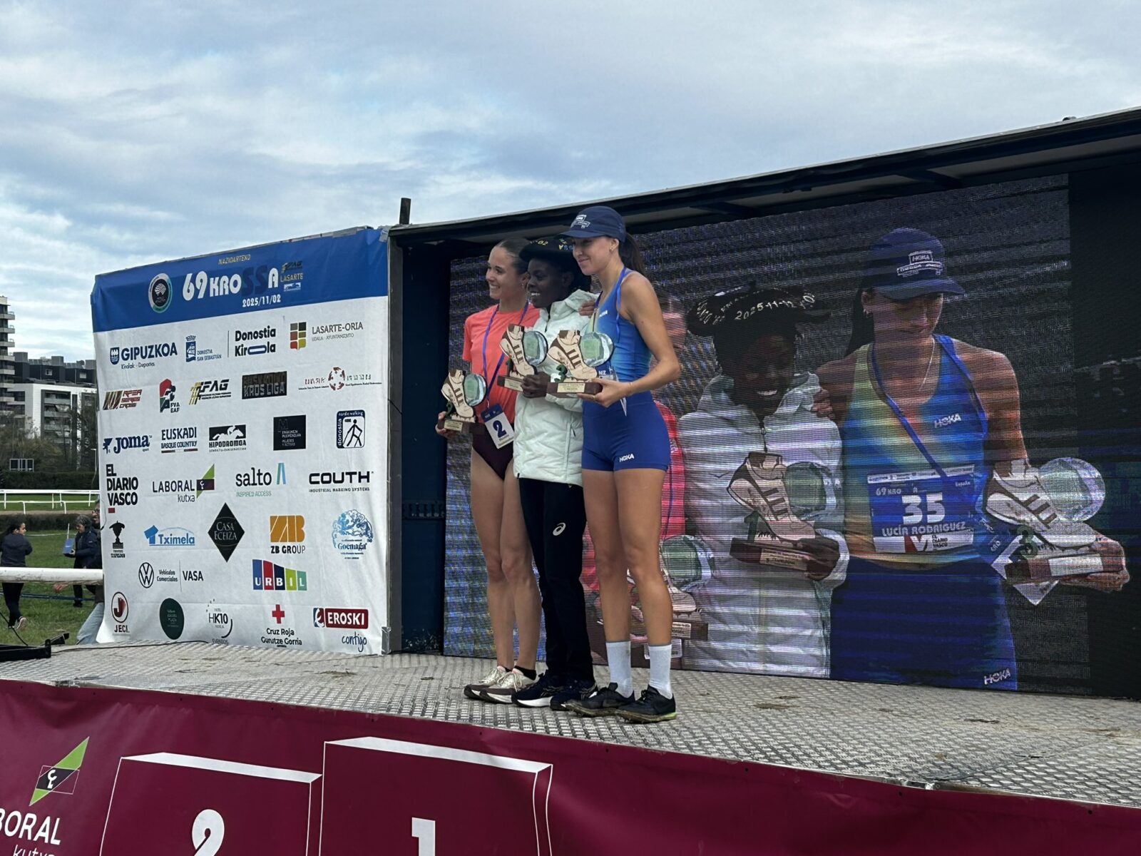 keniatas2 Los kenianos Titus Kiprotich y Celestine Jepkosgei ganan el Cross de San Sebastián